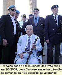 Levy Cardoso com o bastão de comando da FEB